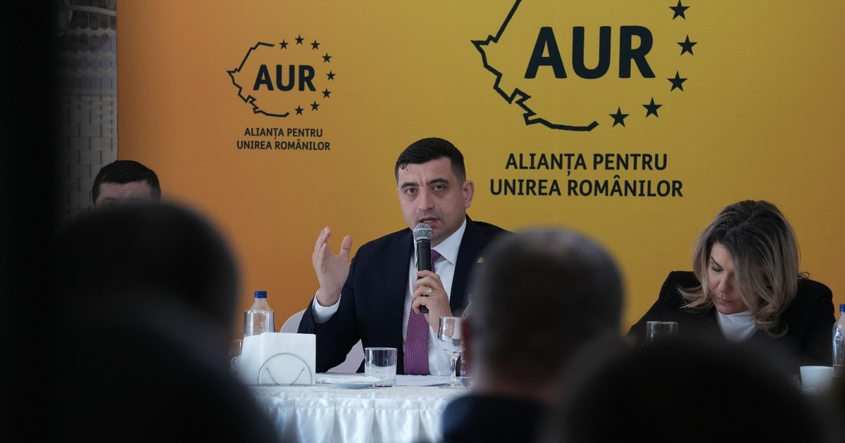 George Simion, liderul Alianței pentru Unirea Românilor, prezidează o ședință a partidului