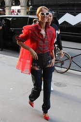 Celine Dion ajungând la un restaurant din Paris