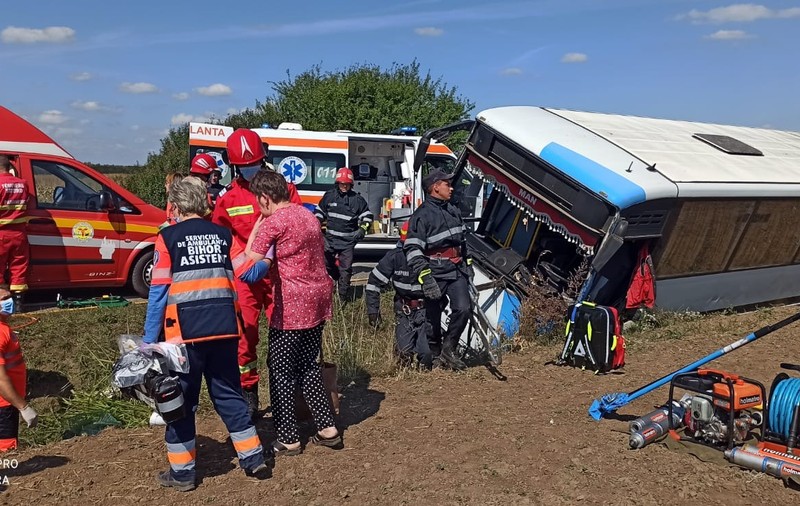 Planul roșu de intervenție a fost activat în Bihor, după ce un autobuz s-a răsturnat pe DN 19
