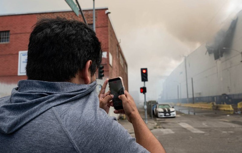 Un depozit frigorific uriaș în care sunt 38.500 de tone de carne arde de 4 zile în Los Angeles: primărița a declarat stare de urgență