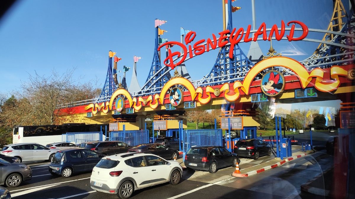 Franța, Paris – 30 octombrie 2025: Mașinile stau la coadă pentru a intra în Disneyland