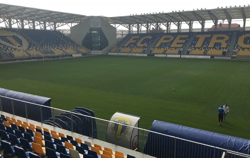 Cum arată gazonul stadionului Ilie Oană din Ploiești înaintea meciului România - Muntenegru. S-au montat rulouri de iarbă pe 700 mp | FOTO și VIDEO