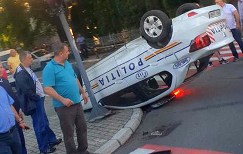 O mașină de Poliție s-a răsturnat în fața secției, în Baia Mare. Agentul a trecut pe roșu și a făcut accident