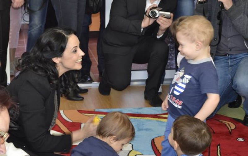 Andreea Marin s-a jucat cu copiii la creşa unde a inaugurat şcoala de bone: "Aş lăsa-o pe Violeta aici" | FOTO