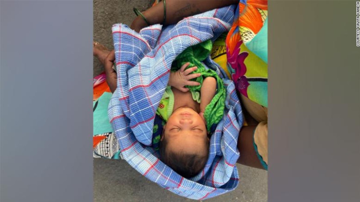O femeie din India a născut și apoi a mers 160 de kilometri pe jos cu nou-născutul în brațe pentru a ajunge în orașul unde locuia
