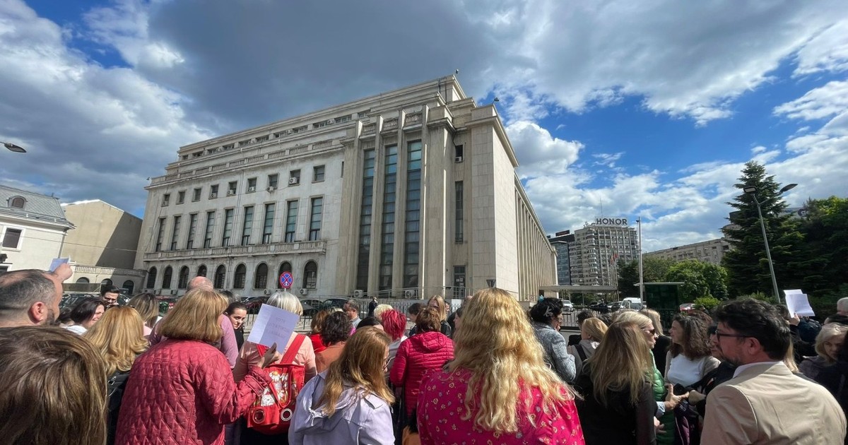 Angajații din Aparatul de Lucru al Guvernului condus de Ilie Bolojan protestând