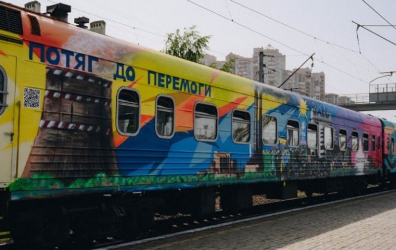Cursa feroviară Chișinău – Kiev va fi reluată din noiembrie, după 20 de ani de pauză. „Trenul spre victorie”, pictat de artiști locali