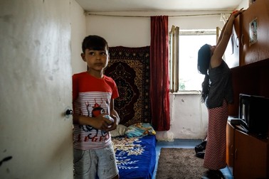 Tânăra de 17 ani și unul dintre frații săi care urmează să fie evacuați