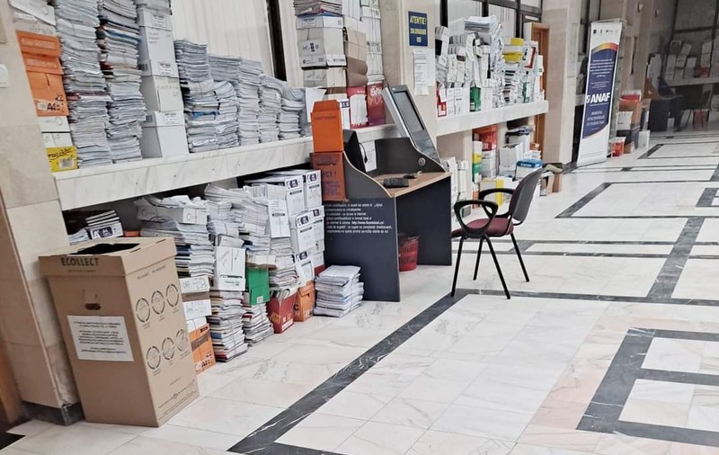 Acte ale contribuabililor, ținute pe hol la ANAF Iași, la îndemâna oricui. „Colegii noștri se sufocă sub documente”