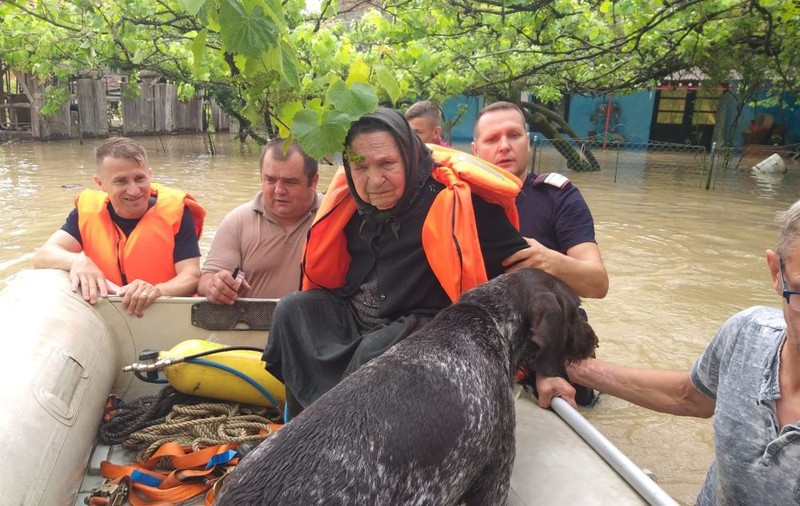 Cod roșu de inundații în Timiș. O bătrână le-a cerut pompierilor să-i salveze și câinele: „A avut grija de mine atâta timp!”