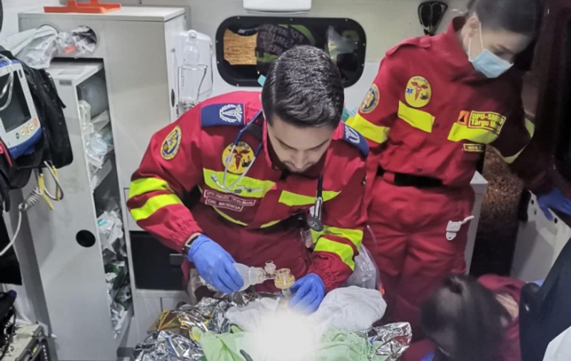 Trei echipaje SMURD din Mureș au salvat o mamă și doi nou-născuţi în ambulanţă, după ce intraseră în stop cardio-respirator