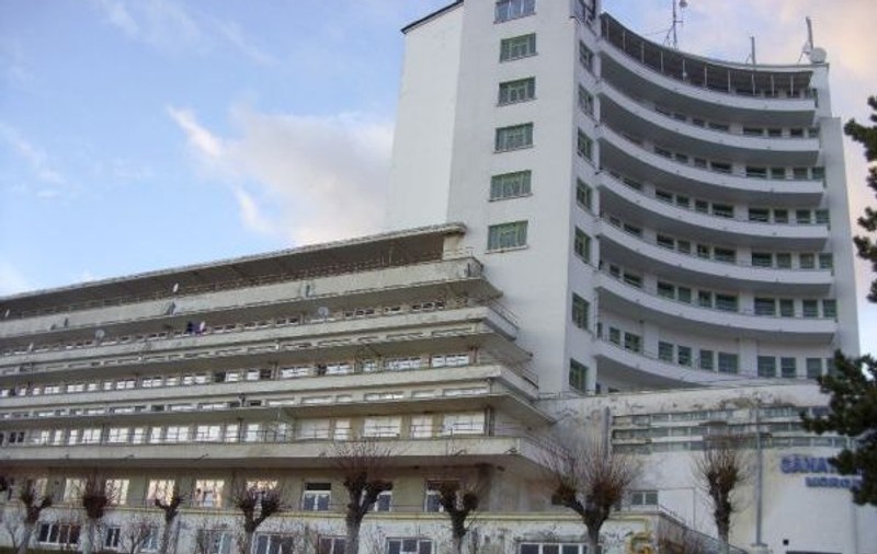 Incident la sanatoriul din Moroieni. Un bărbat în sevraj etilic, alergat de medici, a murit după ce s-a aruncat de la etaj