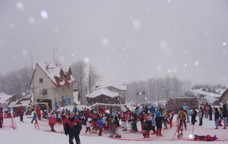 Paşte pe pârtie! Zăpadă de peste un metru şi jumătate, la Sinaia,  în minivacanţa de 1 Mai