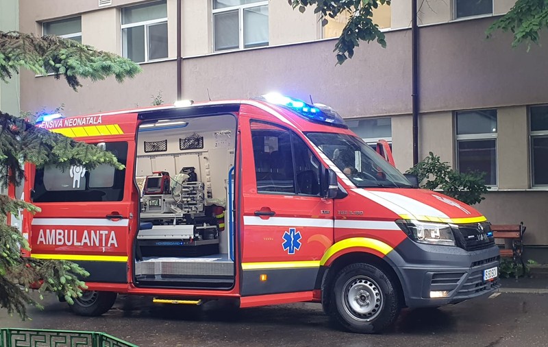Un copil de aproape doi ani a căzut de la etajul al doilea. Mama a sărit după el să îl salveze