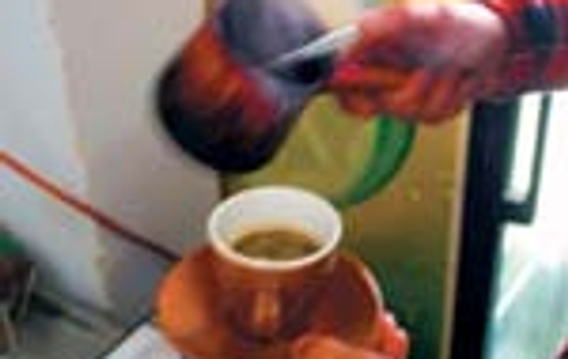 Hotul isi bea cafeaua in casele jefuite