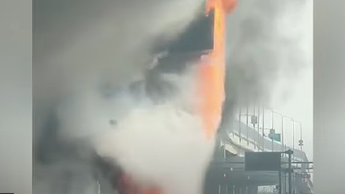 cascadă de foc pe un pod din Chna