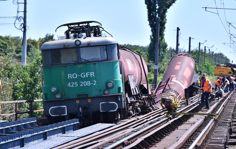 Locomotivă și două vagoane pline cu benzină, deraiate pe distanţa Roşiori - Măldăeni. Traficul a fost reluat pe un fir