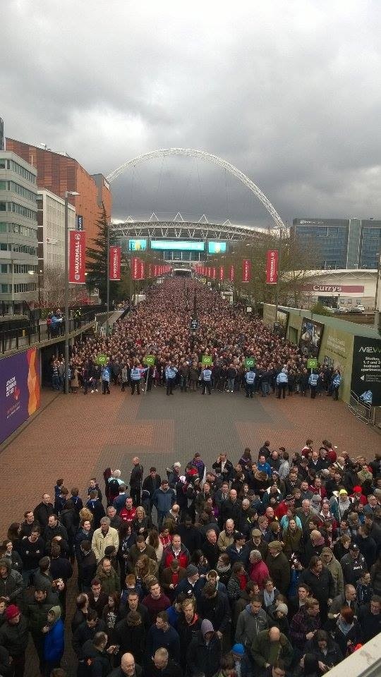 La stația de metrou Wembley s-a format o coadă uriașă după meciul dintre Saracens și Harlequins / Foto: Cătălin Burlacu (Londra)