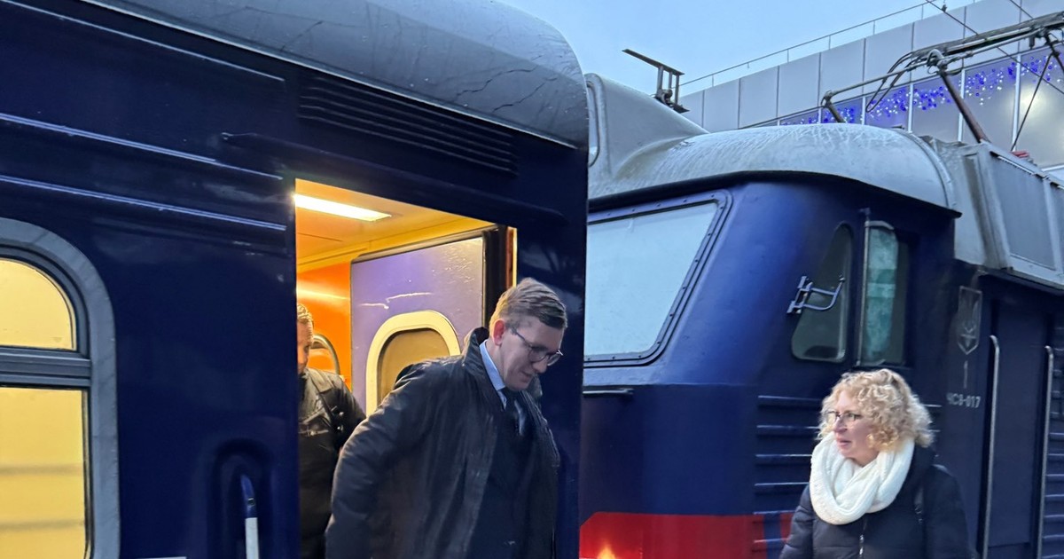 Kristen Michal a fost surprins în timp ce cobora din tren.