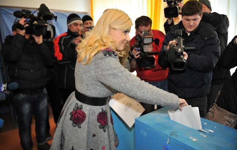 Alegeri parlamentare 2012. Elena Udrea a votat la Roman, îmbrăcată într-o ŢINUTĂ REALIZATĂ SPECIAL PENTRU ALEGERI! " Este o creaţie 100% a unui brand romaşcan"
