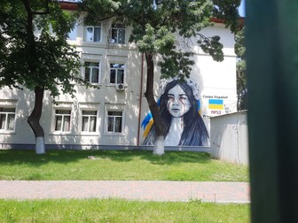 Desen cu trimitere la războiul din Ucraina, pe unul dintre pereții Colegiului „Mihai Bravu” din Capitală