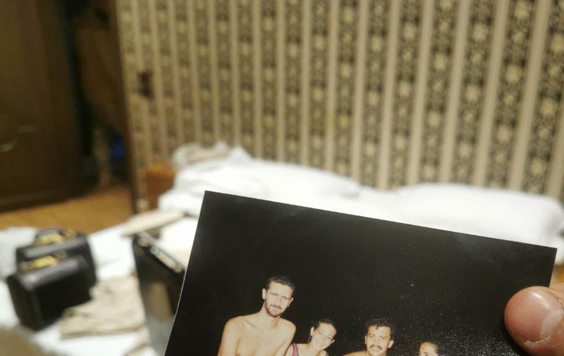 Rebelii îl umilesc pe Bashar Al-Assad și publică o fotografie găsită în palatul prezidențial cucerit: „Dictatorul sirian a rămas în slip”