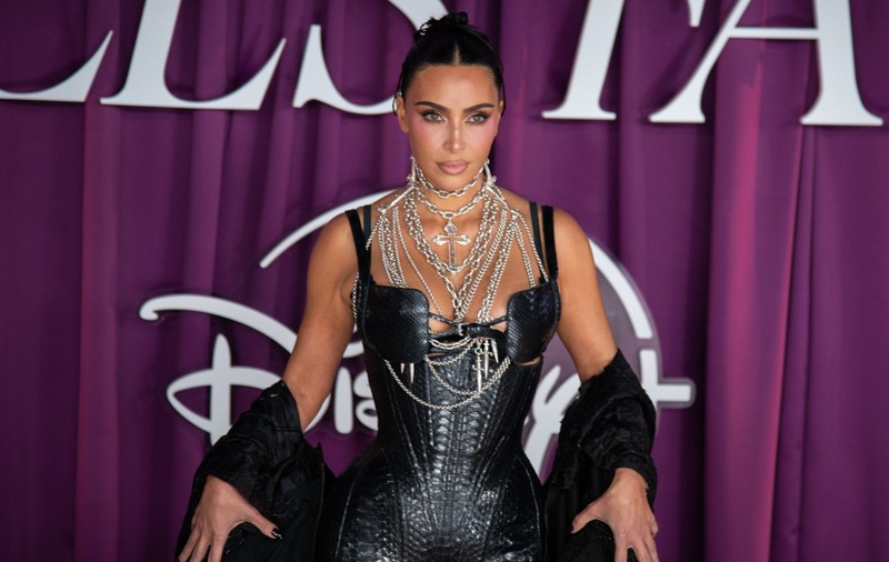 Kim Kardashian, îmbrăcată mult prea îndrăzneț de ziua ei de naștere. În lenjerie transparentă și-a etalat silueta