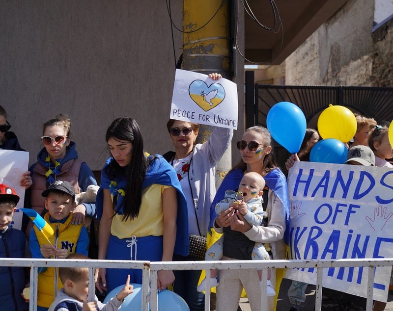 VIDEO | Femei cu copii din Ucraina, protest în fața Consulatului Rusiei de la Constanța. „Vreau să merg acasă, la tati”