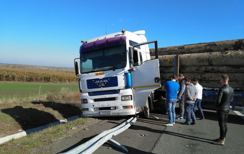 FOTO | Un TIR încărcat cu bușteni a rămas de-a curmezișul pe autostrada A2