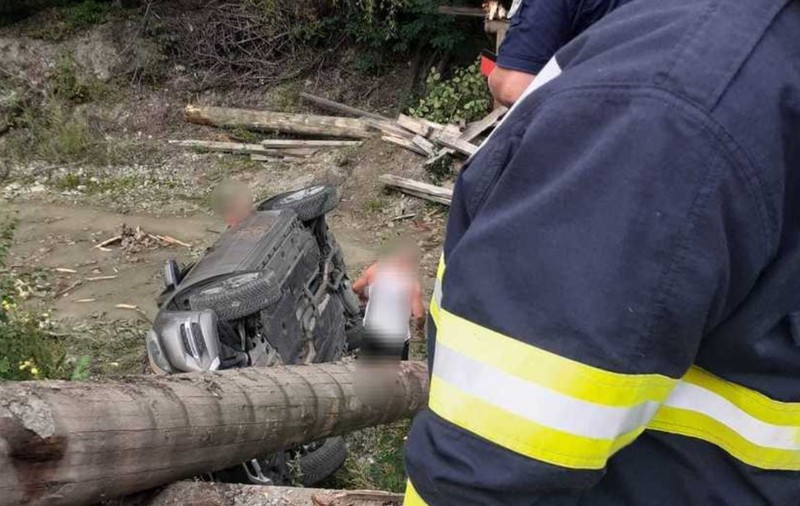 O maşină a căzut într-un râu din Neamţ după ce s-a rupt un podeţ. Trei persoane, transportate la spital