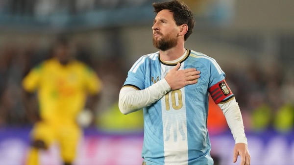 Lionel Messi pe un teren de fotbal. Acesta poartă un tricou pe care scrie numărul 10