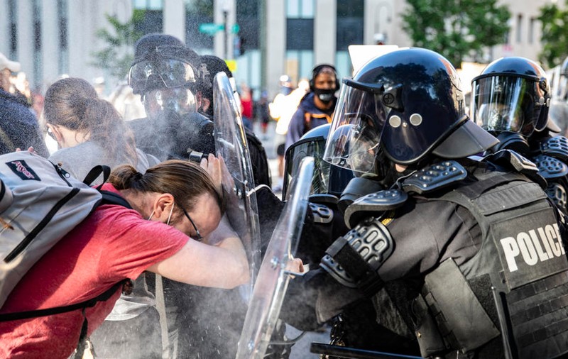 Trump amenință cu intervenția armatei pentru a pune capăt protestelor violente provocate de moartea lui George Floyd: “Voi rezolva rapid problema”