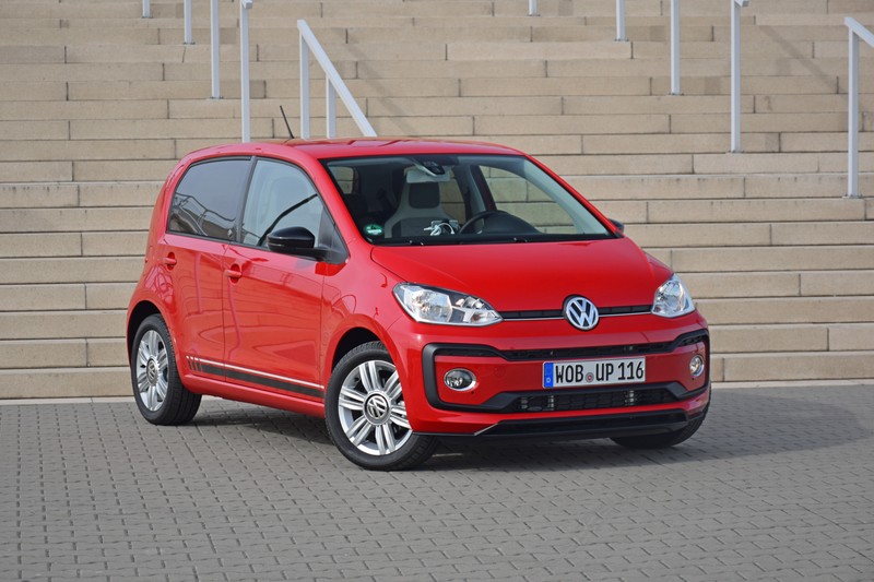 Volkswagen up, o mașină compactă, populară, care costa circa 12.500 de euro in 2022.