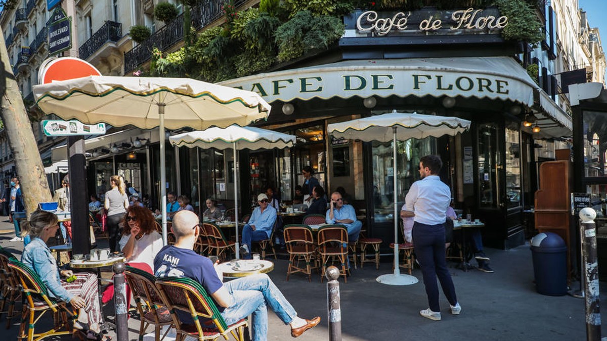 Terasa 'Cafe de Flore', din Cartierul Latin, Paris