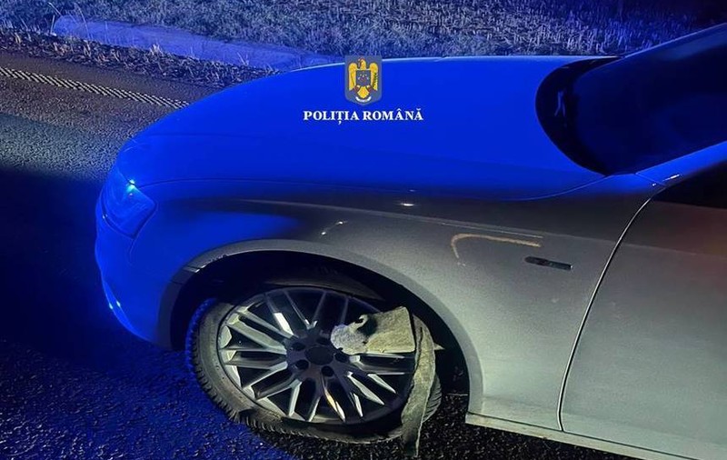 Un șofer cu permisul suspendat a fost oprit pe un drum din Suceava doar după ce polițiștii au folosit banda cu țepi