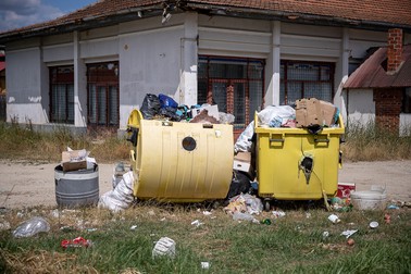 Primăria Poiana Lacului se ocupă de ridicat gunoiul