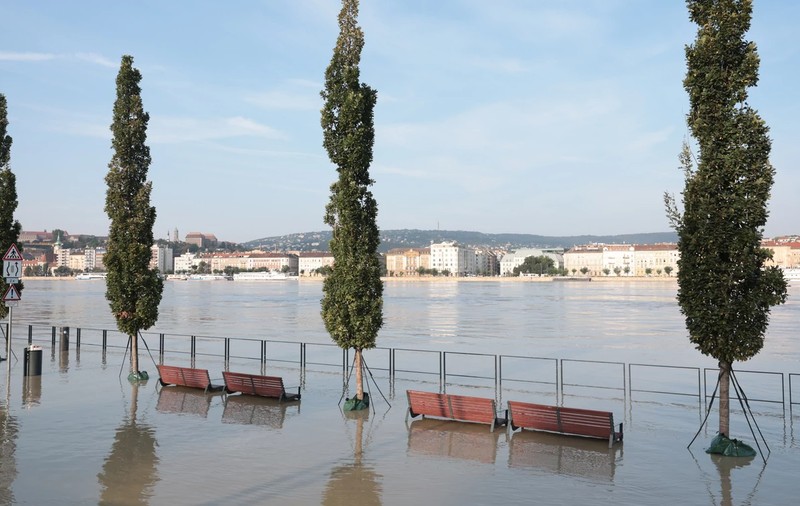 Dunărea a inundat cheiurile Budapestei, stare de alertă în capitala Ungaria. Orbán: „Suntem condamnați să cooperăm” | FOTO