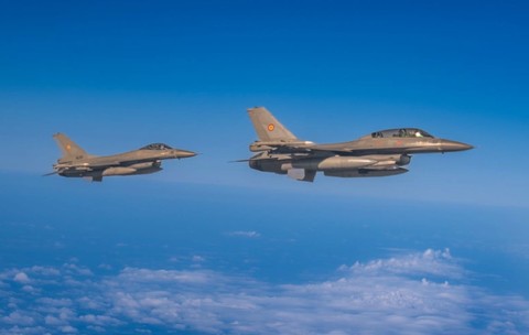 Două aeronave de luptă F-16 în zbor