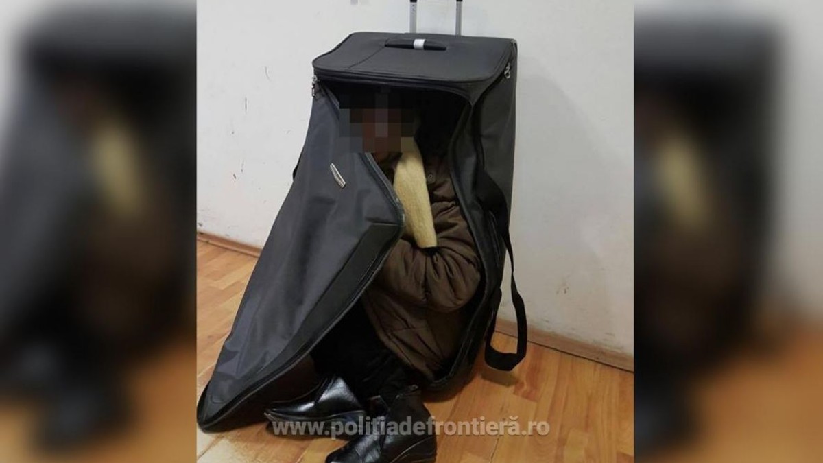 Două femei din Afganistan s-au ascuns în geamantane. Prinse în tren de polițiștii de frontieră din Arad