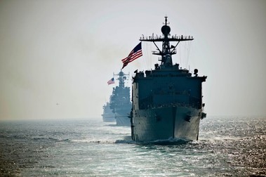 Nava amfibie de debarcare USS Rushmore (LSD 47) conduce nava de asalt amfibie USS Peleliu (LHA 5) în tranzitul acesteia prin Strâmtoarea Ormuz, 1 aprilie 2026