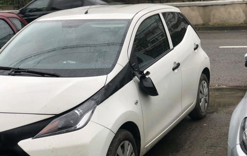 Peste 30 de mașini, vandalizate pe străzile din Piatra Neamț