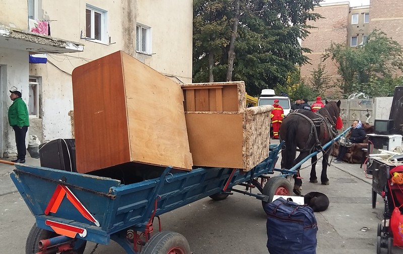 Miting de solidaritate cu familiile evacuate dintr-un bloc social, la Alba Iulia