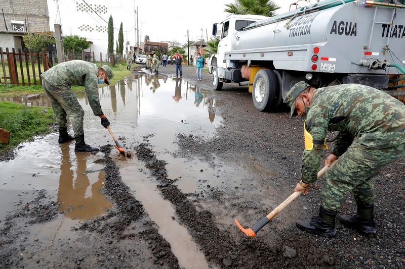 epa09424166 Members of the Mexican Army carry out support work after the passage of Hurricane Grace, in the city of Pachuca, in the state of Hidalgo, Mexico, 21 August 2021. At least seven deaths, in addition to severe flooding and damage in the state of Veracruz, caused the passage of Hurricane Grace, degraded in the last hours to a tropical storm after landfall, while advancing through central Mexico. EPA-EFE/David Martinez