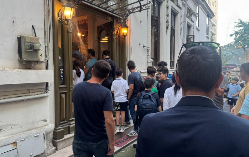 Cozi la magazinele din București în care se vinde Kendama. Modelele Sweets și Krom Pop, cele mai căutate. Influencerul Bisoi le promovează