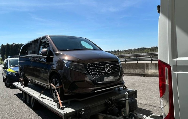 Un elvețian a pierdut 30.000 de euro pe o autostradă după ce a vrut să-și ducă mașina la un service în Germania