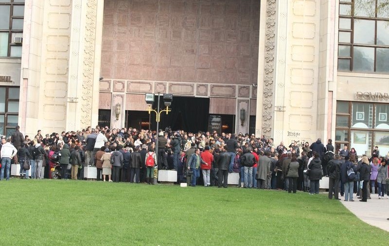 Zeci de angajaţi au dat în judecată Teatrul Naţional