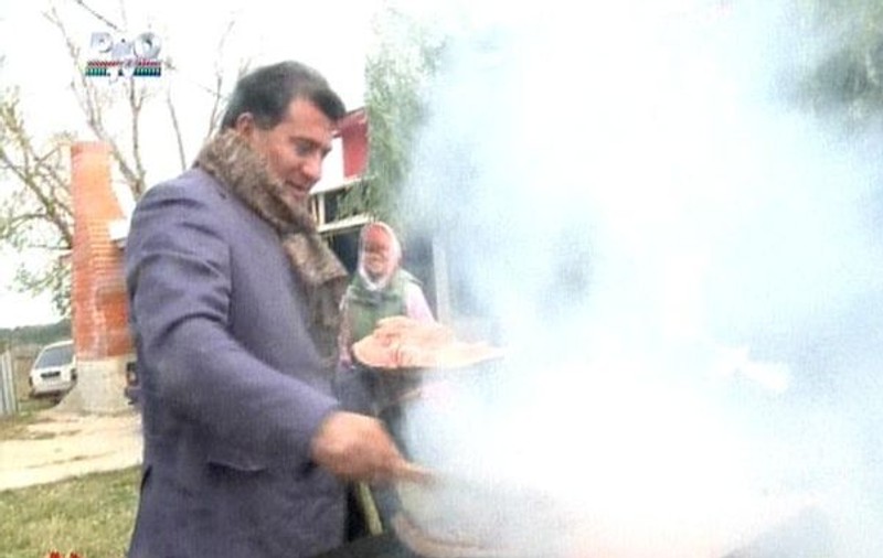 Foto | Ioniță din Clejani nu știe să facă grătar. Uite cum a dat foc la carne!