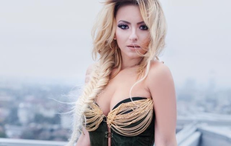 Giulia, schimbare de look radicală! Vezi cum îi stă ROŞCATĂ! Foto în articol