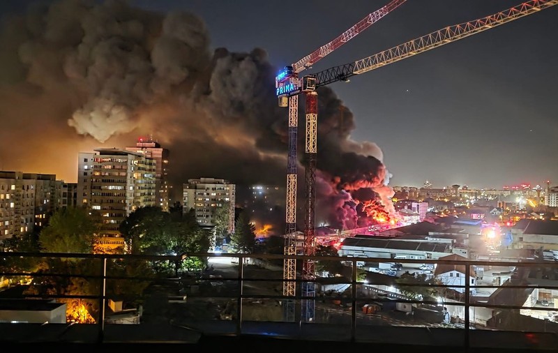 Fum și poluare pe străzile din București din cauza incendiului de la depozitul Antrefrig: „Mi-a venit rău"