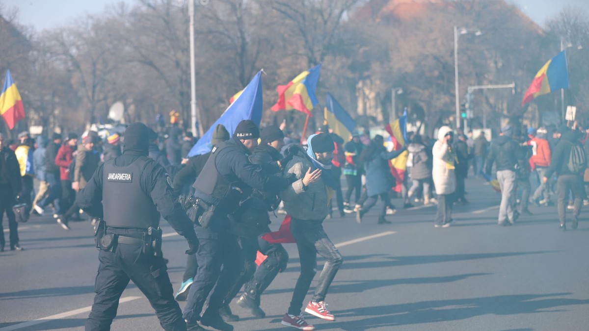 Protest în Piața Victoriei - susținători ai lui Călin Georgescu